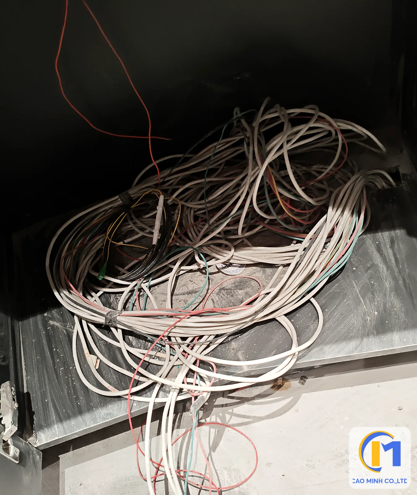 Cáp mạng và cáp tín hiệu chờ đấu nối tại tủ kỹ thuật nhà hàng