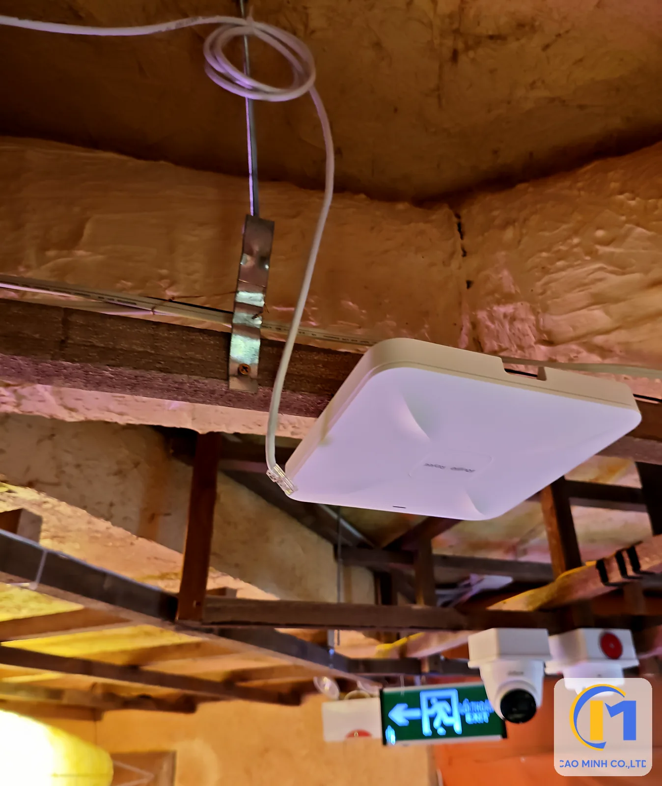 Bộ phát wifi Ruijie ốp trần và camera dome lắp trên trần hở của quán